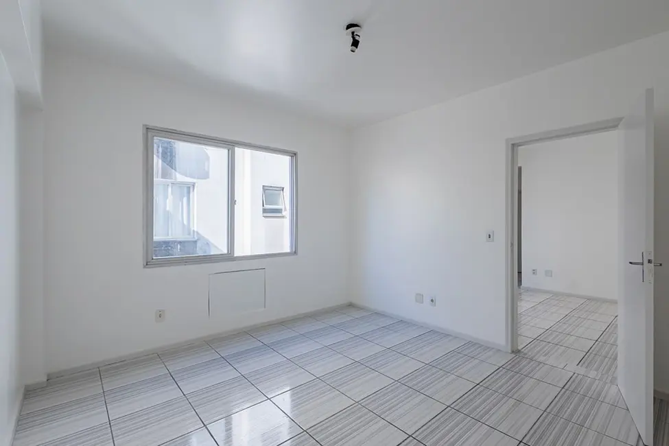 Foto 6 de Apartamento com 1 quarto à venda, 44m2 em Santa Cecília, Porto Alegre - RS