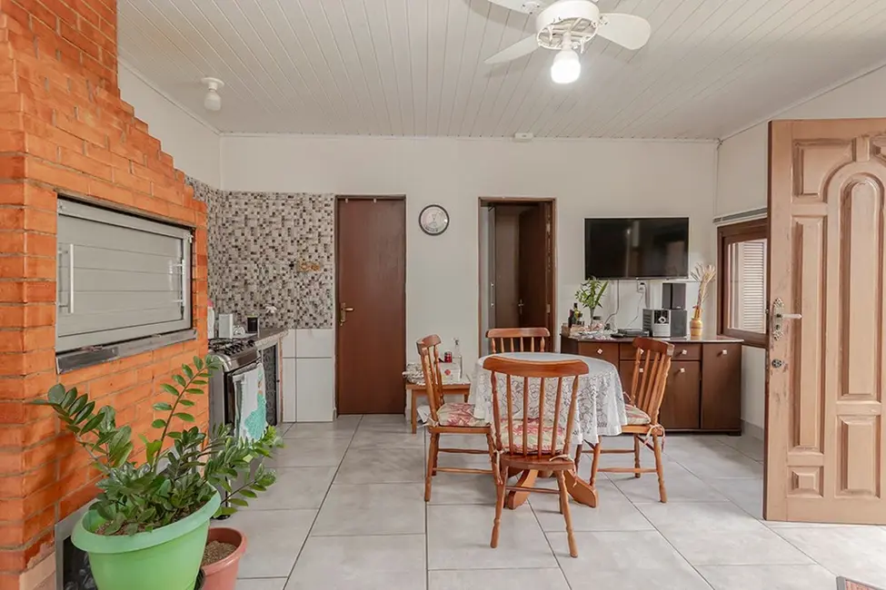 Foto 2 de Casa com 2 quartos à venda, 145m2 em Teresópolis, Porto Alegre - RS