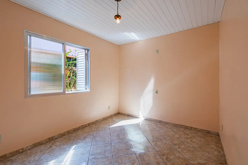 Casa com 3 quartos à venda, 190m2 em Medianeira, Porto Alegre - RS - imagem 4 Foto 4 de Casa com 3 quartos à venda, 190m2 em Medianeira, Porto Alegre - RS