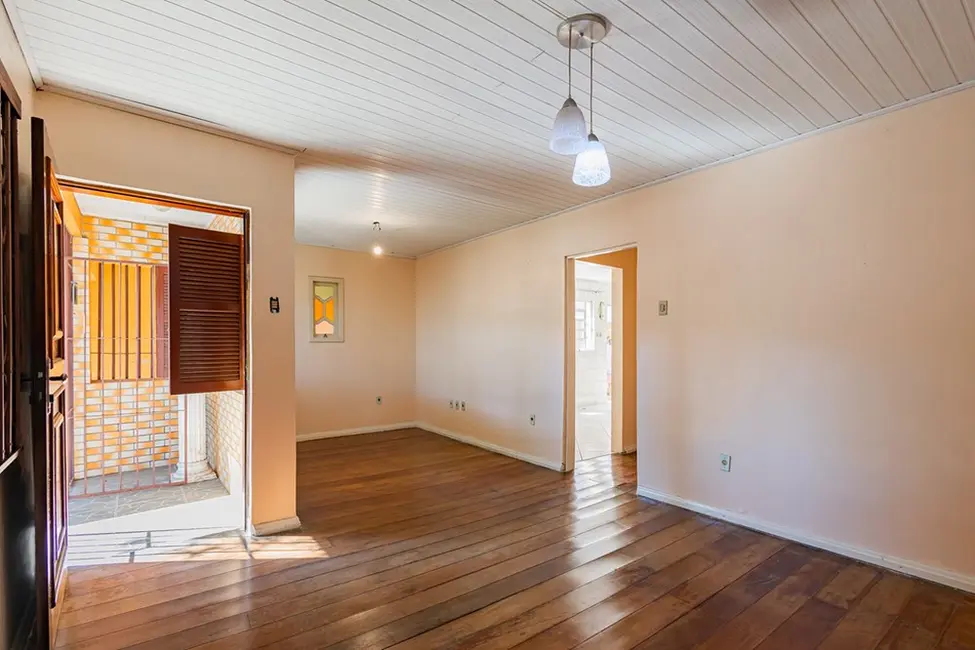 Casa com 3 quartos à venda, 190m2 em Medianeira, Porto Alegre - RS - imagem 2 Foto 2 de Casa com 3 quartos à venda, 190m2 em Medianeira, Porto Alegre - RS