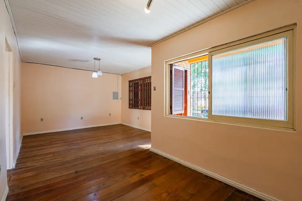 Casa com 3 quartos à venda, 190m2 em Medianeira, Porto Alegre - RS - imagem 3 Foto 3 de Casa com 3 quartos à venda, 190m2 em Medianeira, Porto Alegre - RS