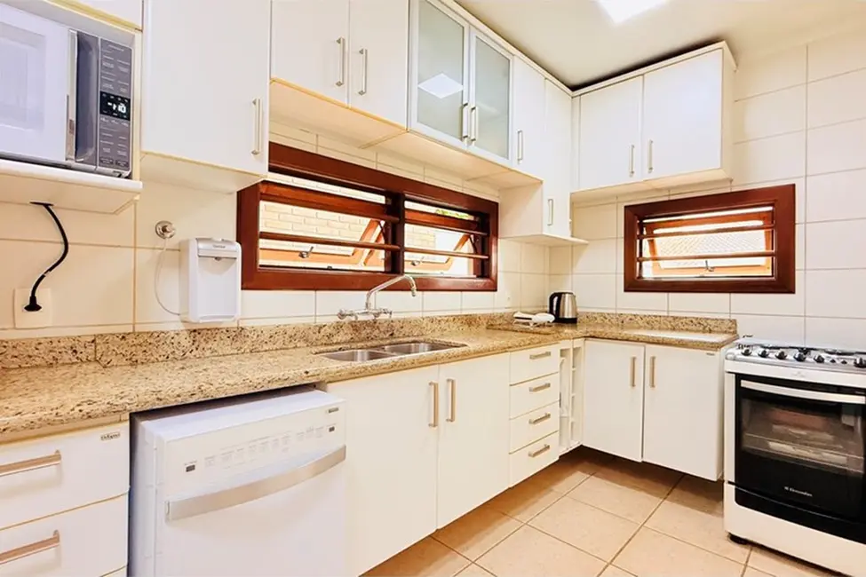 Foto 6 de Casa com 4 quartos à venda, 285m2 em Teresópolis, Porto Alegre - RS