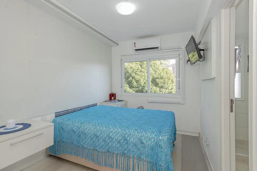 Foto 2 de Apartamento com 3 quartos à venda, 65m2 em Azenha, Porto Alegre - RS