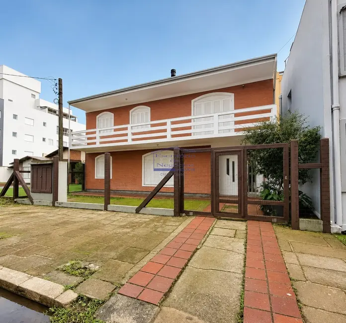 Casa com 6 quartos à venda, 175m2 em Centro, Tramandai - RS - imagem 2 Foto 2 de Casa com 6 quartos à venda, 175m2 em Centro, Tramandai - RS