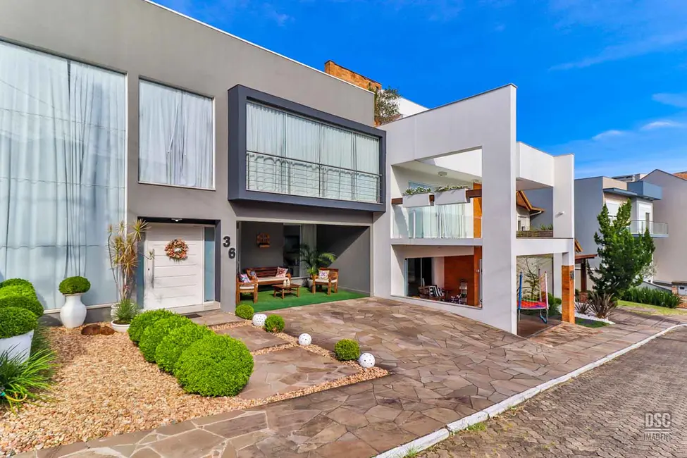 Casa com 3 quartos à venda, 284m2 em Hípica, Porto Alegre - RS - imagem 1 Foto 1 de Casa com 3 quartos à venda, 284m2 em Hípica, Porto Alegre - RS
