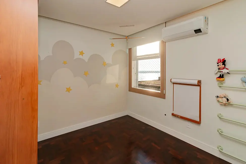 Apartamento com 3 quartos à venda, 147m2 em Centro Histórico, Porto Alegre - RS - imagem 9 Foto 9 de Apartamento com 3 quartos à venda, 147m2 em Centro Histórico, Porto Alegre - RS