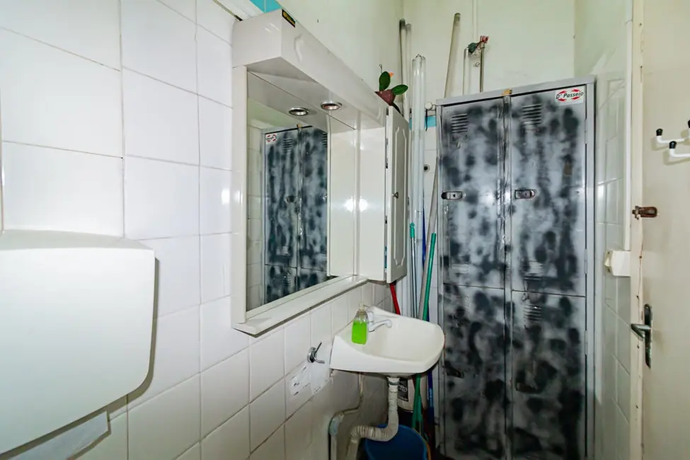 Sala Comercial à venda, 126m2 em Centro Histórico, Porto Alegre - RS - imagem 9 Foto 9 de Sala Comercial à venda, 126m2 em Centro Histórico, Porto Alegre - RS