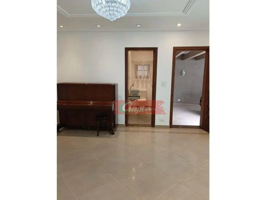 Casa com 3 quartos para alugar, 300m2 em Vila Milton, Guarulhos - SP - imagem 3 Foto 3 de Casa com 3 quartos para alugar, 300m2 em Vila Milton, Guarulhos - SP