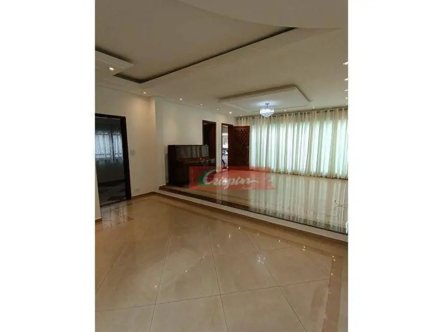 Casa com 3 quartos para alugar, 300m2 em Vila Milton, Guarulhos - SP - imagem 1 Foto 1 de Casa com 3 quartos para alugar, 300m2 em Vila Milton, Guarulhos - SP