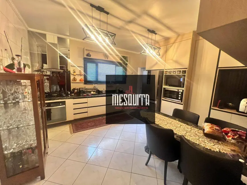 Casa com 3 quartos à venda, 525m2 em Jardim Virgínia, Guaruja - SP - imagem 3 Foto 3 de Casa com 3 quartos à venda, 525m2 em Jardim Virgínia, Guaruja - SP