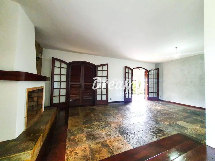 Casa com 3 quartos à venda, 800m2 em Carlos Guinle, Teresopolis - RJ - imagem 6 Foto 6 de Casa com 3 quartos à venda, 800m2 em Carlos Guinle, Teresopolis - RJ