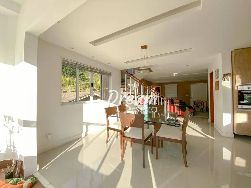 Casa de Condomínio com 3 quartos à venda, 317m2 em Tijuca, Teresopolis - RJ - imagem 6 Foto 6 de Casa de Condomínio com 3 quartos à venda, 317m2 em Tijuca, Teresopolis - RJ