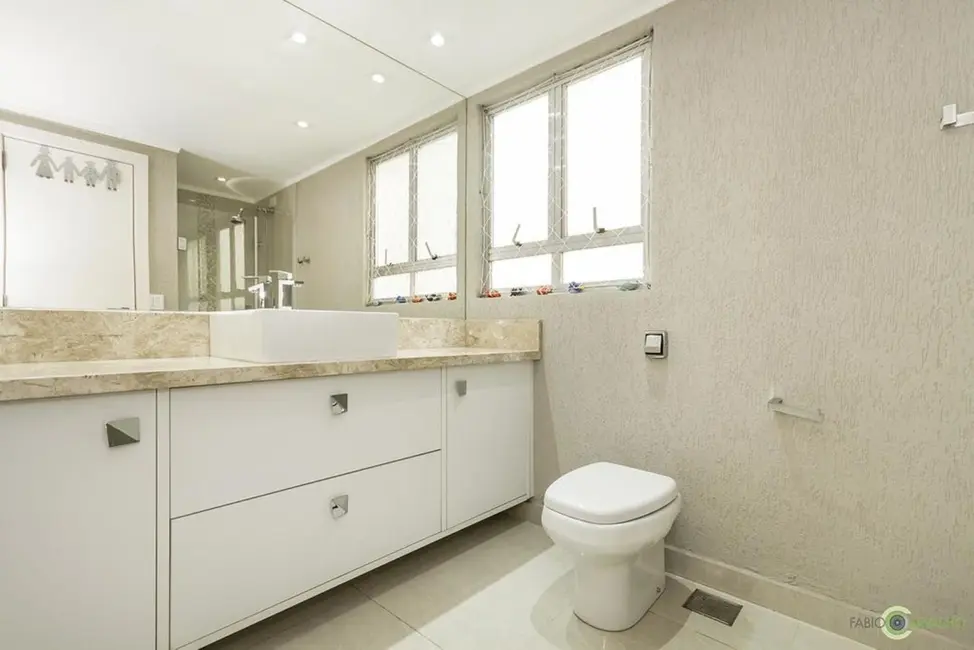 Apartamento com 3 quartos à venda, 153m2 em Centro Histórico, Porto Alegre - RS - imagem 3 Foto 3 de Apartamento com 3 quartos à venda, 153m2 em Centro Histórico, Porto Alegre - RS