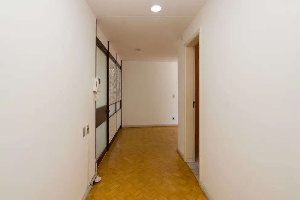 Apartamento com 3 quartos à venda, 174m2 em Centro Histórico, Porto Alegre - RS - imagem 5 Foto 5 de Apartamento com 3 quartos à venda, 174m2 em Centro Histórico, Porto Alegre - RS