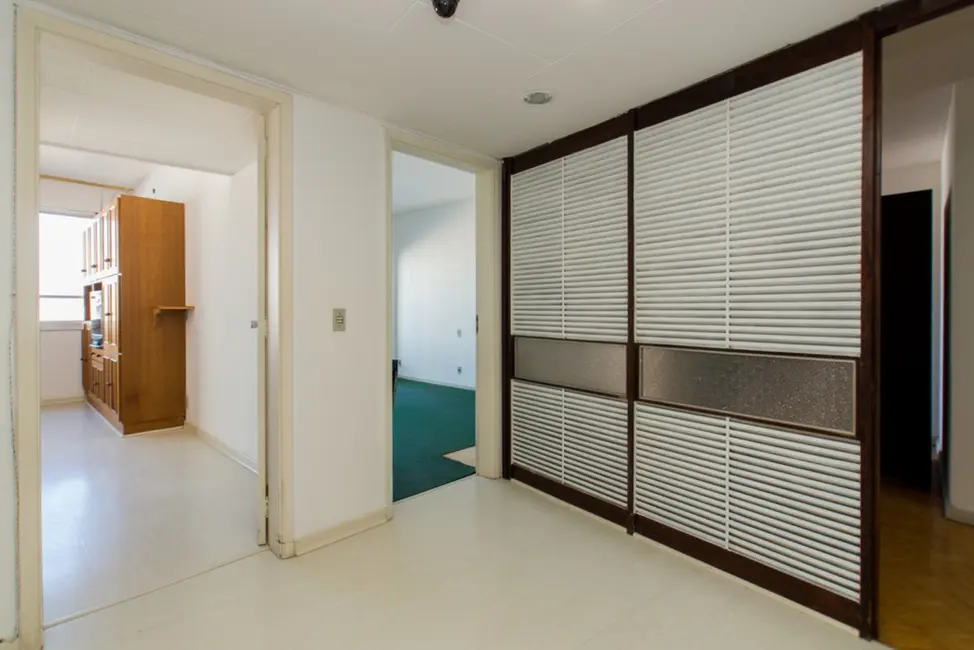 Apartamento com 3 quartos à venda, 174m2 em Centro Histórico, Porto Alegre - RS - imagem 6 Foto 6 de Apartamento com 3 quartos à venda, 174m2 em Centro Histórico, Porto Alegre - RS