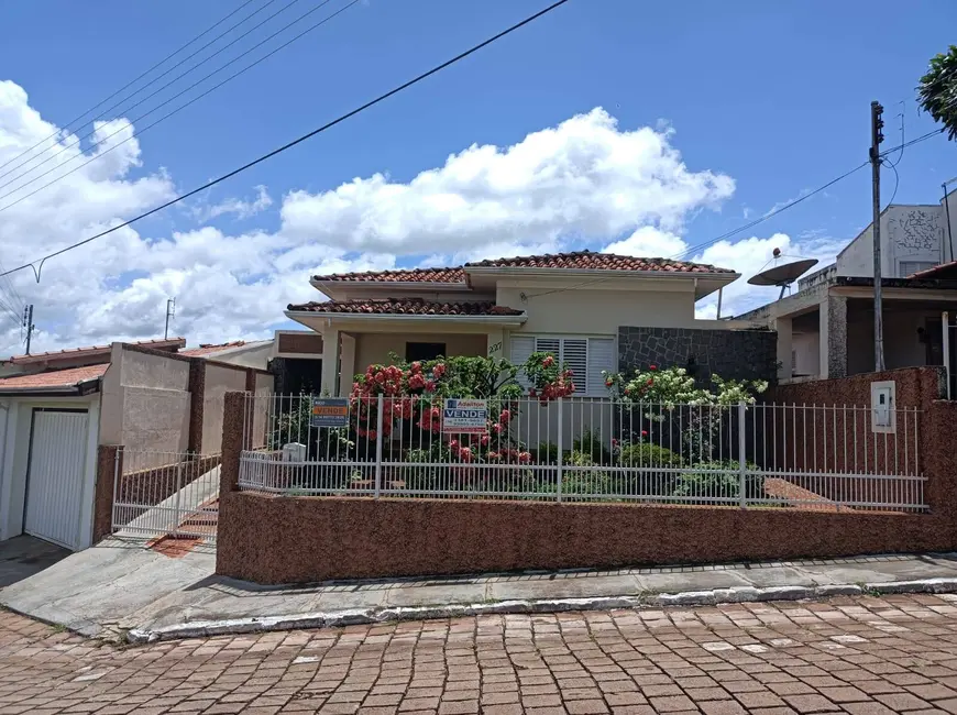 Foto 1 de Casa com 3 quartos à venda, 392m2 em Piraju - SP