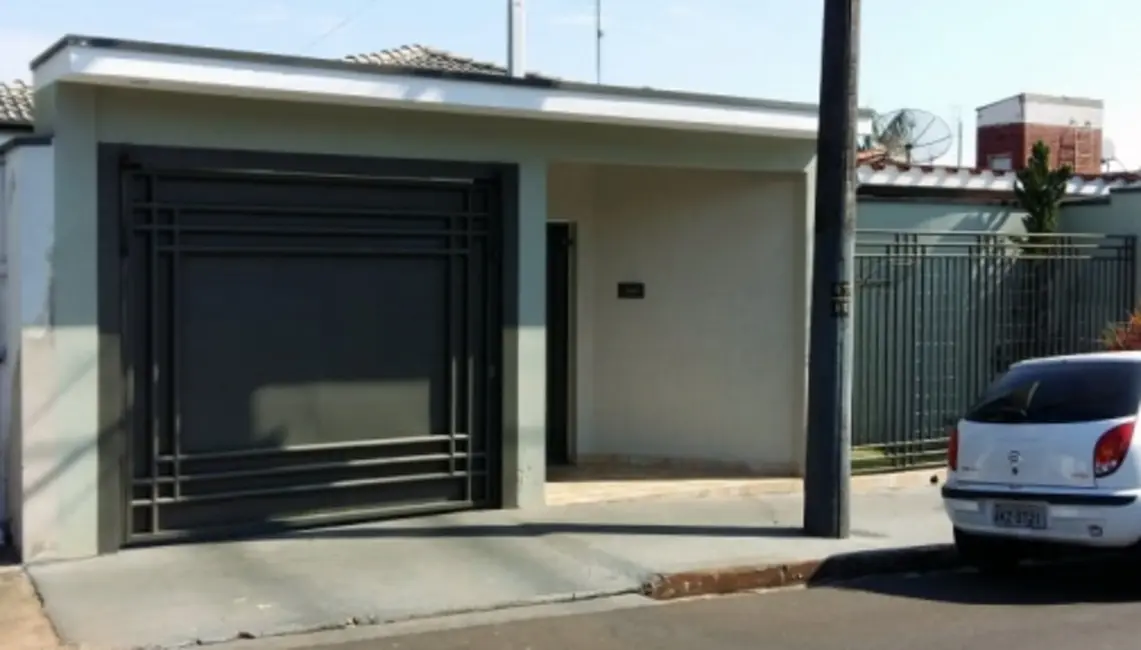 Casa com 3 quartos à venda, 400m2 em Piraju - SP - imagem 2 Foto 2 de Casa com 3 quartos à venda, 400m2 em Piraju - SP