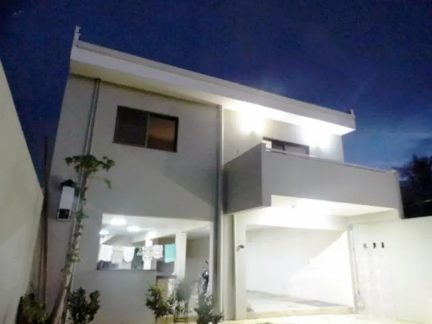 Casa com 3 quartos à venda, 400m2 em Piraju - SP - imagem 1 Foto 1 de Casa com 3 quartos à venda, 400m2 em Piraju - SP