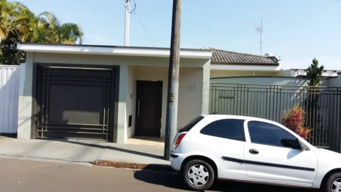 Casa com 3 quartos à venda, 400m2 em Piraju - SP - imagem 3 Foto 3 de Casa com 3 quartos à venda, 400m2 em Piraju - SP