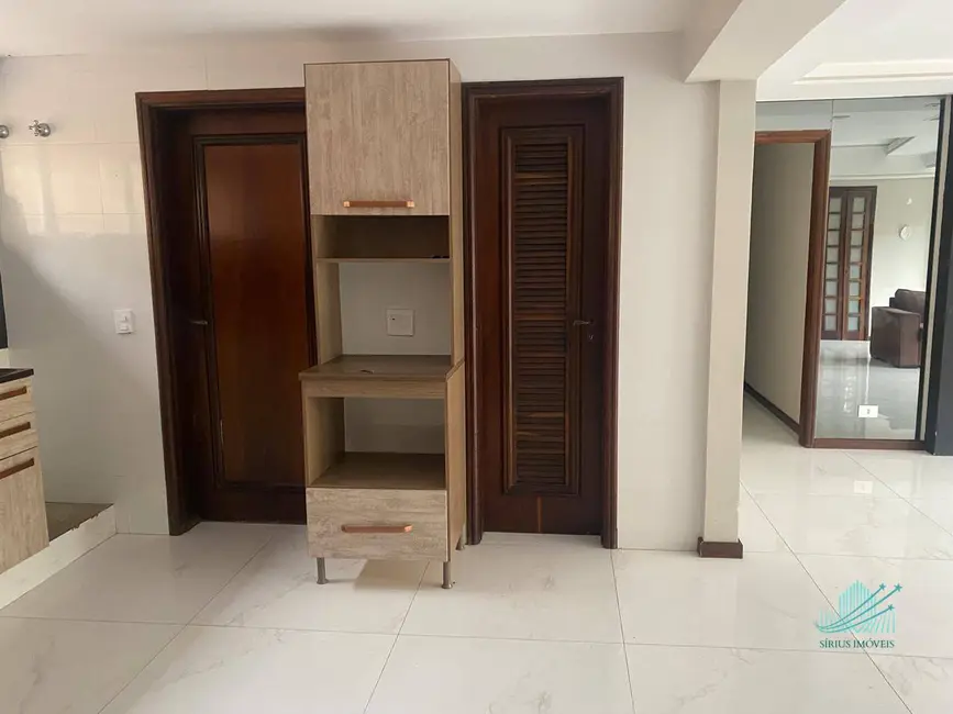 Apartamento com 4 quartos para alugar, 230m2 em São Francisco, Curitiba - PR - imagem 5 Foto 5 de Apartamento com 4 quartos para alugar, 230m2 em São Francisco, Curitiba - PR