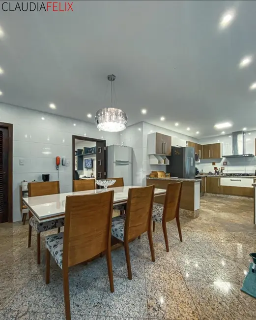 Casa com 3 quartos à venda, 300m2 em Canto do Forte, Praia Grande - SP - imagem 4 Foto 4 de Casa com 3 quartos à venda, 300m2 em Canto do Forte, Praia Grande - SP