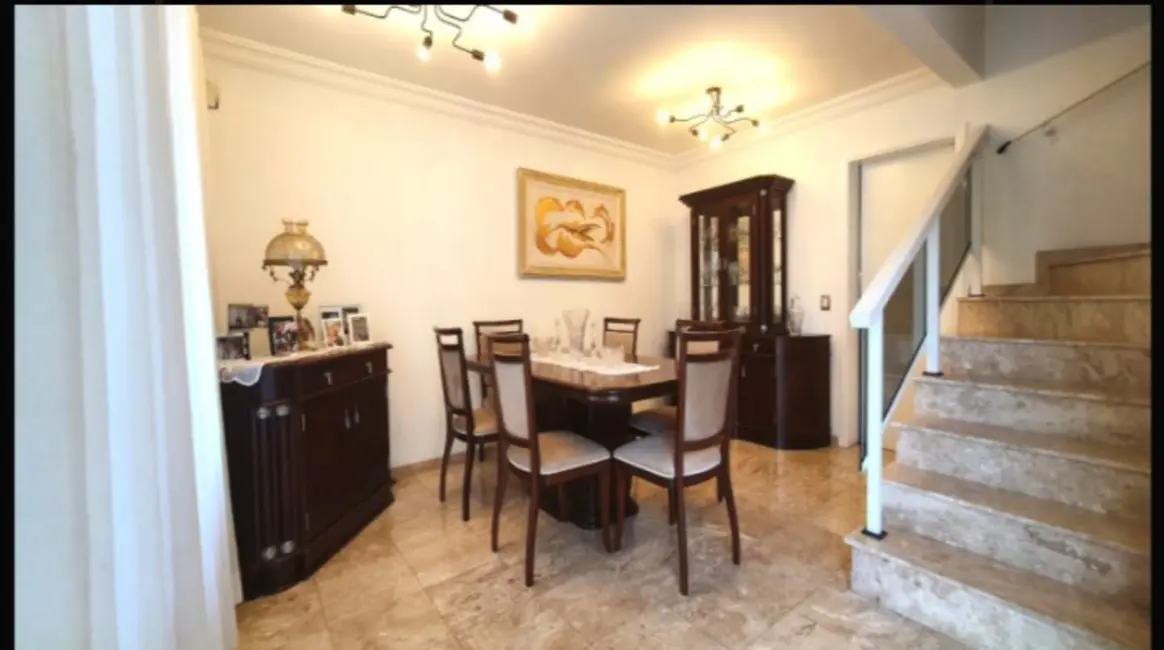 Sobrado com 3 quartos à venda, 212m2 em Xaxim, Curitiba - PR - imagem 8 Foto 8 de Sobrado com 3 quartos à venda, 212m2 em Xaxim, Curitiba - PR