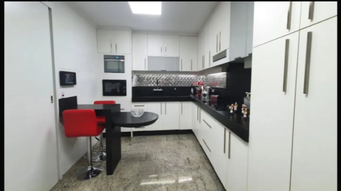 Sobrado com 3 quartos à venda, 212m2 em Xaxim, Curitiba - PR - imagem 3 Foto 3 de Sobrado com 3 quartos à venda, 212m2 em Xaxim, Curitiba - PR