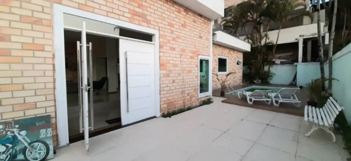 Foto 2 de Casa com 3 quartos à venda, 230m2 em Arujá Country Club, Itaquaquecetuba - SP