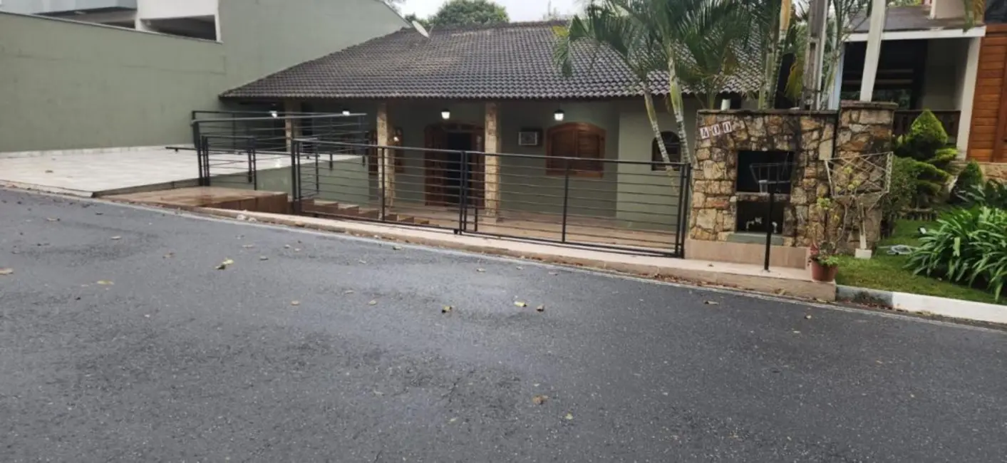 Foto 2 de Casa de Condomínio com 4 quartos à venda, 340m2 em Arujá Country Club, Itaquaquecetuba - SP