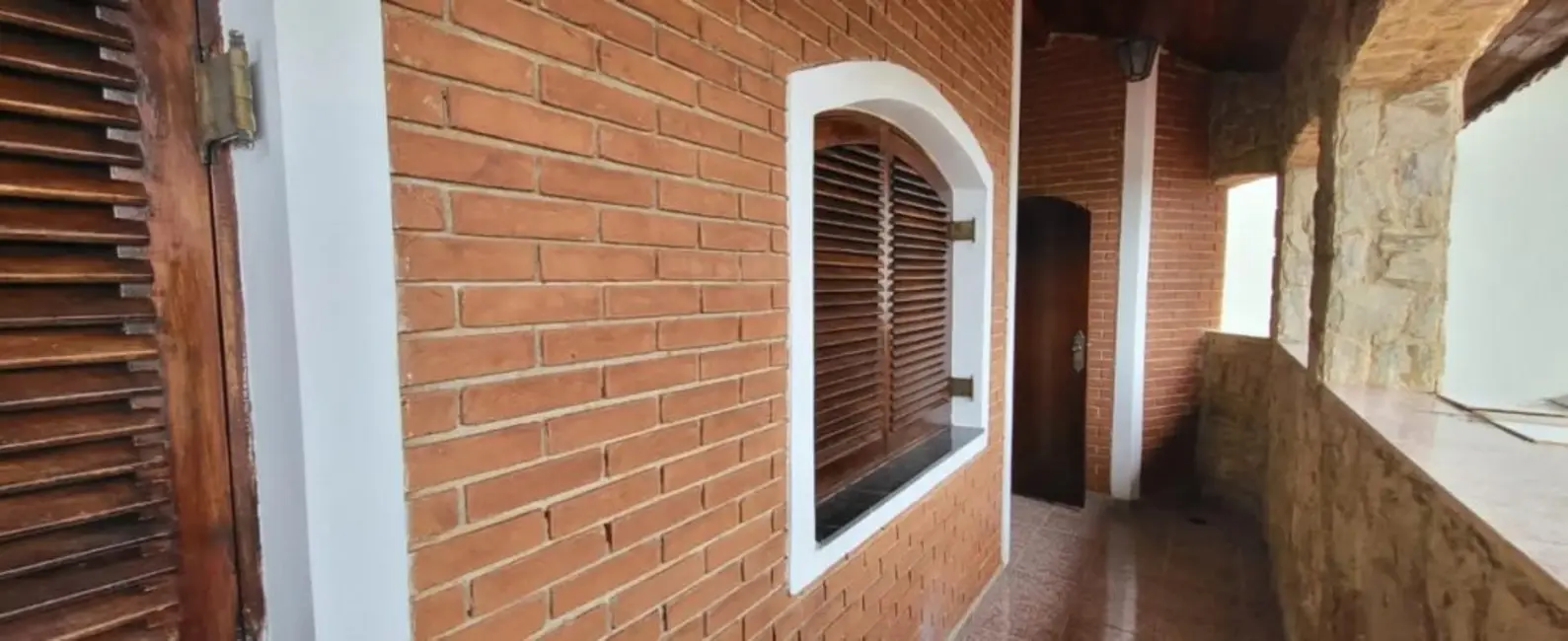 Casa de Condomínio com 4 quartos para alugar, 700m2 em Jardim das Cerejeiras, Aruja - SP - imagem 3 Foto 3 de Casa de Condomínio com 4 quartos para alugar, 700m2 em Jardim das Cerejeiras, Aruja - SP