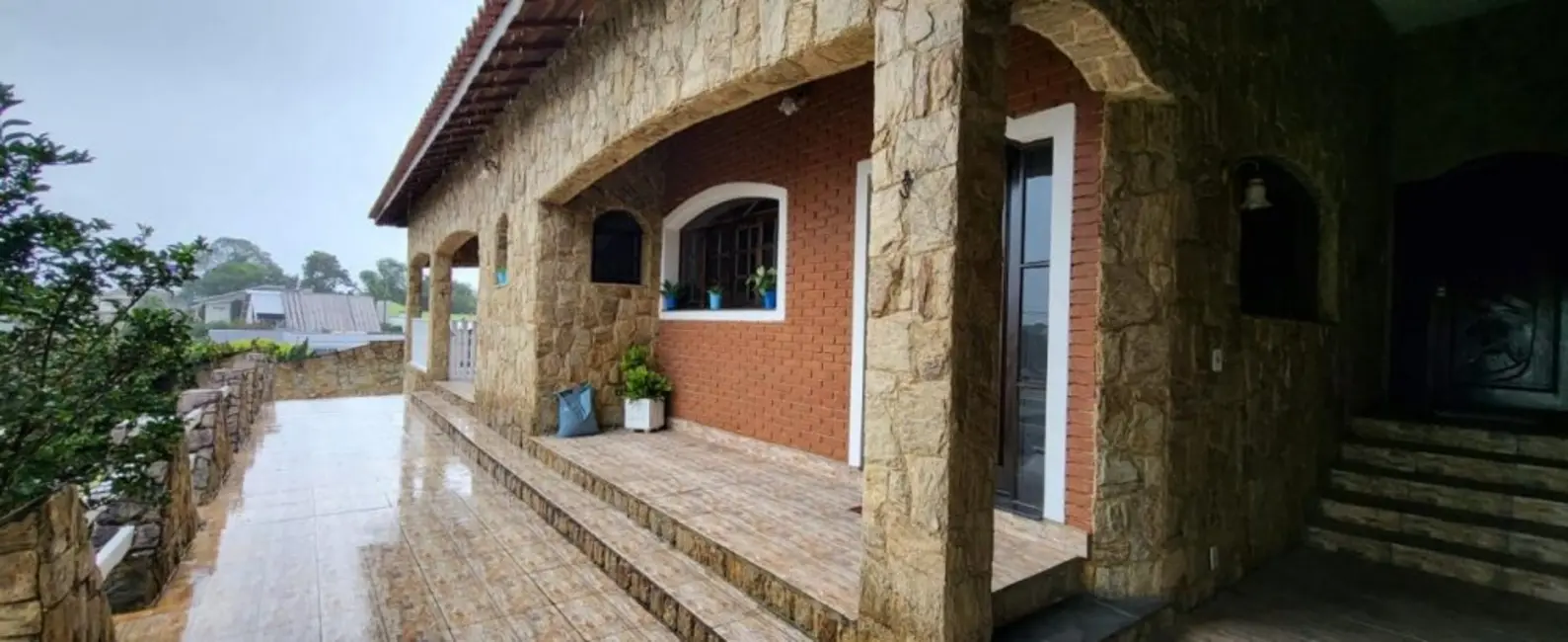 Casa de Condomínio com 4 quartos para alugar, 700m2 em Jardim das Cerejeiras, Aruja - SP - imagem 2 Foto 2 de Casa de Condomínio com 4 quartos para alugar, 700m2 em Jardim das Cerejeiras, Aruja - SP