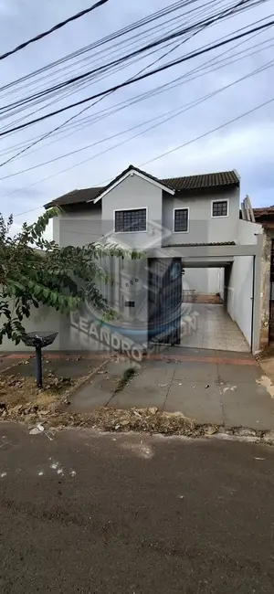 Sobrado com 3 quartos à venda, 250m2 em Jardim Maria Luiza, Londrina - PR - imagem 2 Foto 2 de Sobrado com 3 quartos à venda, 250m2 em Jardim Maria Luiza, Londrina - PR