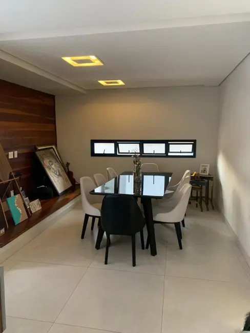 Foto 4 de Casa com 4 quartos para alugar, 330m2 em Jardim Fazenda Rincão, Aruja - SP