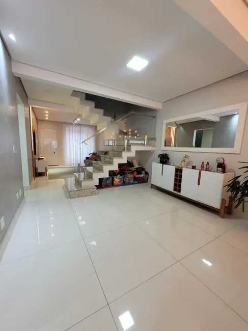 Foto 1 de Casa de Condomínio com 3 quartos à venda, 183m2 em Aruja - SP