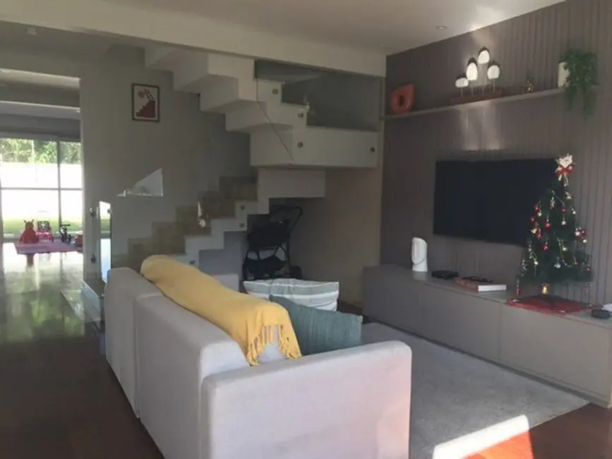 Casa de Condomínio com 3 quartos para alugar, 201m2 em Aruja - SP - imagem 1 Foto 1 de Casa de Condomínio com 3 quartos para alugar, 201m2 em Aruja - SP