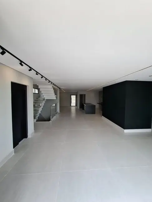 Foto 4 de Casa com 4 quartos à venda, 355m2 em Residencial Real Park, Aruja - SP