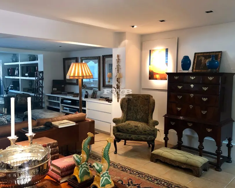 Casa com 6 quartos à venda, 560m2 em Jardim Botânico, Rio De Janeiro - RJ - imagem 3 Foto 3 de Casa com 6 quartos à venda, 560m2 em Jardim Botânico, Rio De Janeiro - RJ