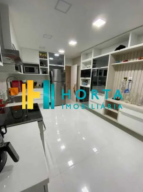 Apartamento com 3 quartos à venda, 240m2 em Rio De Janeiro - RJ - imagem 5 Foto 5 de Apartamento com 3 quartos à venda, 240m2 em Rio De Janeiro - RJ
