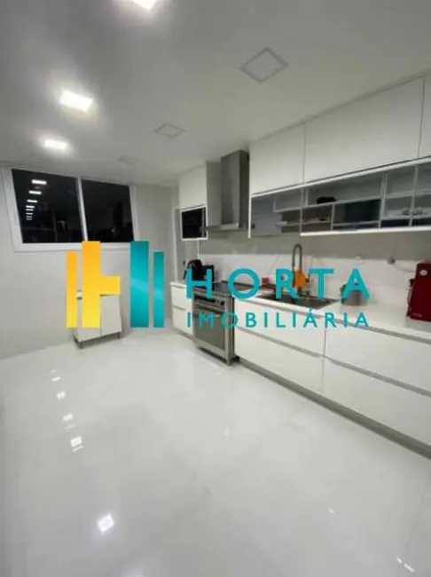 Apartamento com 3 quartos à venda, 240m2 em Rio De Janeiro - RJ - imagem 4 Foto 4 de Apartamento com 3 quartos à venda, 240m2 em Rio De Janeiro - RJ