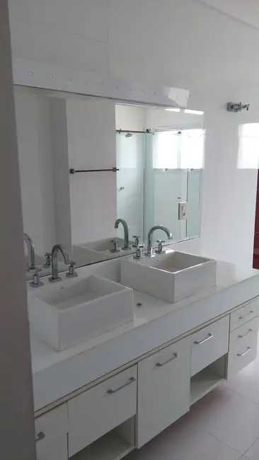 Foto 2 de Casa com 4 quartos para alugar, 270m2 em Jardim Fazenda Rincão, Aruja - SP