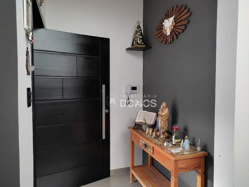 Foto 3 de Sobrado com 3 quartos à venda, 338m2 em São Dimas, Guaratingueta - SP