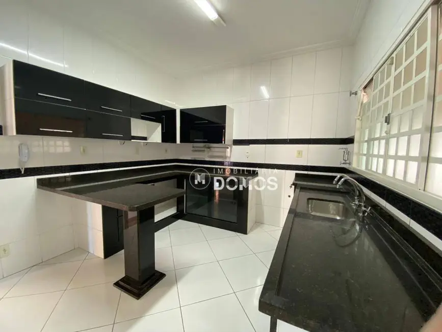 Casa com 4 quartos à venda, 2130m2 em Vila Paraíba, Guaratingueta - SP - imagem 8 Foto 8 de Casa com 4 quartos à venda, 2130m2 em Vila Paraíba, Guaratingueta - SP