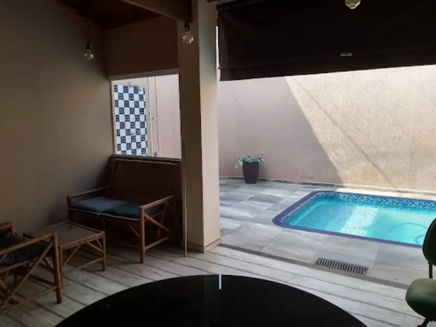 Foto 4 de Casa com 2 quartos à venda, 228m2 em Guaratingueta - SP