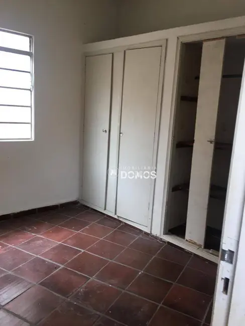 Foto 1 de Casa com 3 quartos para alugar, 250m2 em Centro, Lorena - SP