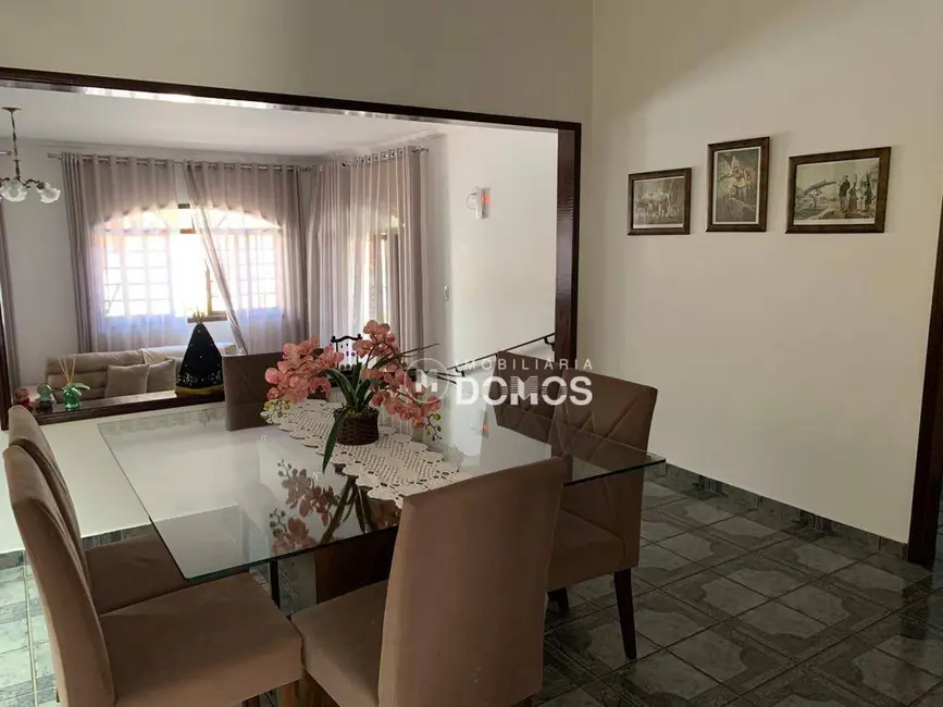Foto 1 de Casa com 3 quartos à venda em Guaratingueta - SP