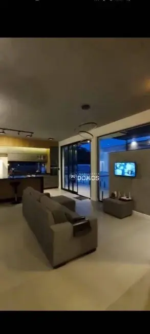 Foto 2 de Casa com 3 quartos à venda, 300m2 em Guaratingueta - SP