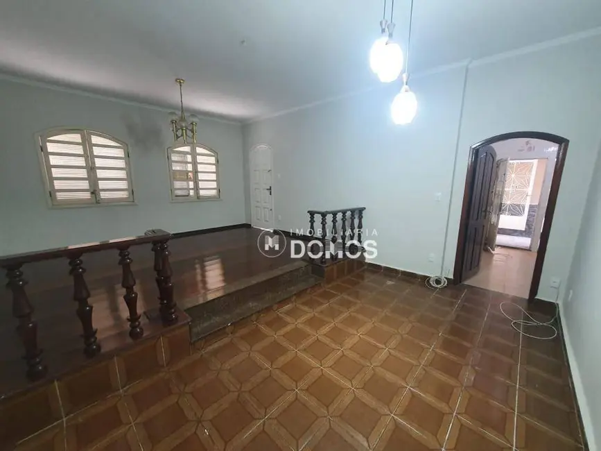 Foto 2 de Casa com 4 quartos à venda, 300m2 em Vila Comendador Rodrigues Alves, Guaratingueta - SP