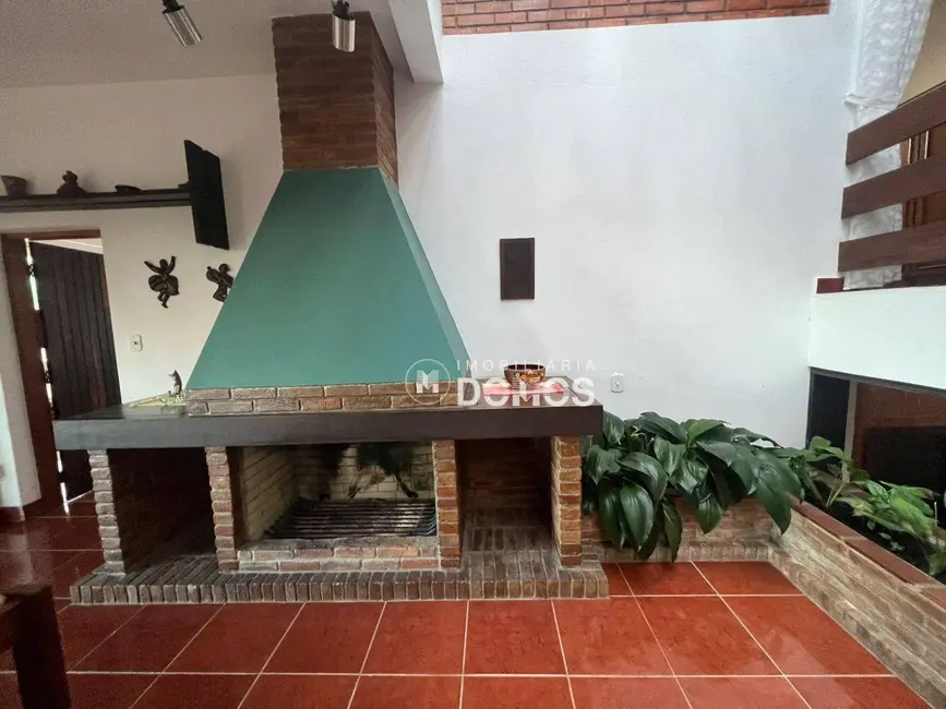 Foto 4 de Casa com 3 quartos à venda, 1003m2 em Jardim Panorama, Guaratingueta - SP