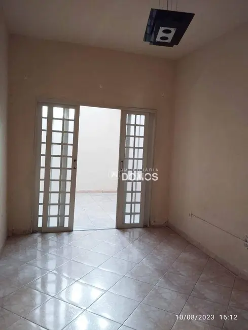 Foto 2 de Casa com 3 quartos à venda, 250m2 em Guaratingueta - SP