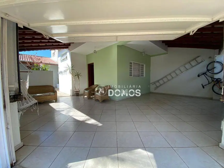 Foto 2 de Casa de Condomínio com 3 quartos à venda, 168m2 em São Benedito, Guaratingueta - SP